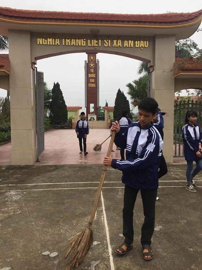 Một trong những hoạt động tri ân của Đoàn trường Trung học phổ thông Tử Đà. (Ảnh: Đoàn trường Tử Đà) Một trong những hoạt động tri ân của Đoàn trường Trung học phổ thông Tử Đà. (Ảnh: Đoàn trường Tử Đà)