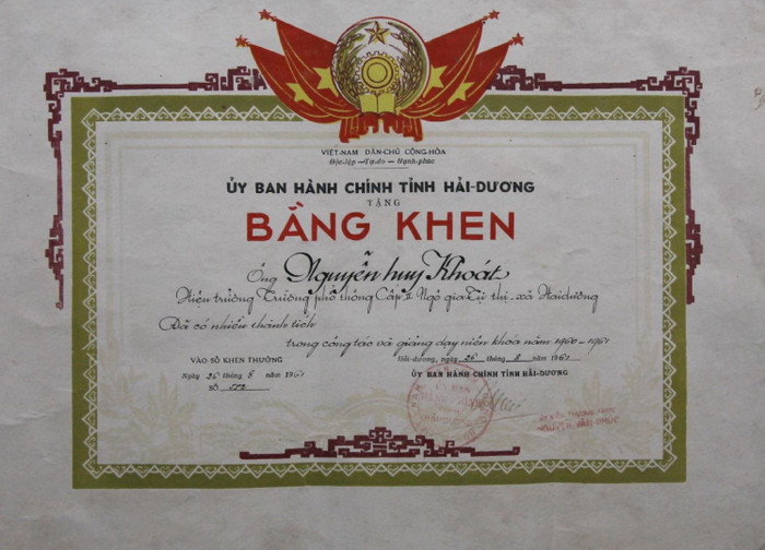Bằng Khen của Ủy ban hành chính tỉnh Hải Dương dành cho nhà giáo Nguyễn Huy Khoát, hiệu trưởng trường phổ thông cấp 2 Ngô Gia Tự trong năm học 1960 - 1961. (Ảnh: LC) Bằng Khen của Ủy ban hành chính tỉnh Hải Dương dành cho nhà giáo Nguyễn Huy Khoát, hiệu trưởng trường phổ thông cấp 2 Ngô Gia Tự trong năm học 1960 - 1961. (Ảnh: LC)