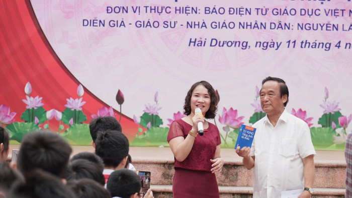 Những món quà của Giáo sư Nguyễn Lân Dũng sẽ giúp các thầy và trò trường Ngô Gia Tự làm tốt hơn trong công tác dạy và học. (Ảnh: LC) Những món quà của Giáo sư Nguyễn Lân Dũng sẽ giúp các thầy và trò trường Ngô Gia Tự làm tốt hơn trong công tác dạy và học. (Ảnh: LC)