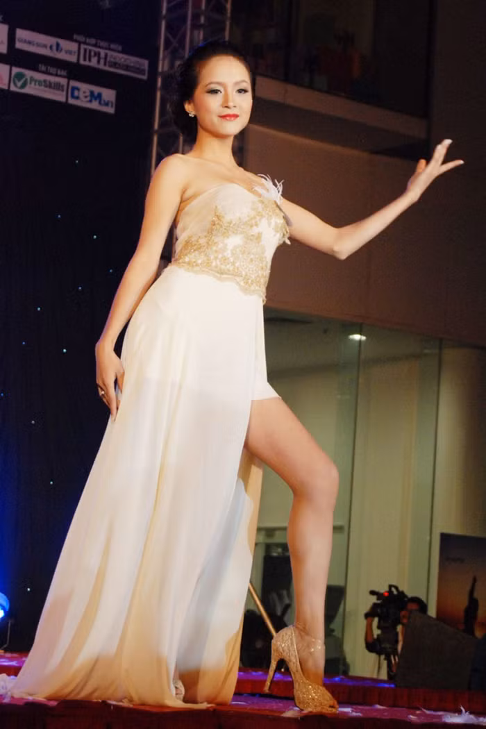 Thí sinh Ngô Thị Hằng Nga - ĐH Văn hóa Hà Nội ấn tượng trong trang phục áo dài dạ hội. >>Những hotgirl xinh đẹp làm điên đảo cư dân mạng Những nữ sinh đẹp mê hồn giữa đầm sen >>Phát sốt vì vẻ đẹp baby của cô giáo tương lai >>So độ siêu kute của những nữ sinh đình đám nhất Thủ đô >>Phát sốt vì 4 nữ giáo viên xinh đẹp >>Cư dân mạng "điên đảo" vì nhan sắc nữ sinh Trương Tân Uyển >>Hoa khôi ĐH Thương Mại 2012 duyên dáng áo dài Thí sinh Ngô Thị Hằng Nga - ĐH Văn hóa Hà Nội ấn tượng trong trang phục áo dài dạ hội. >>Những hotgirl xinh đẹp làm điên đảo cư dân mạng Những nữ sinh đẹp mê hồn giữa đầm sen >>Phát sốt vì vẻ đẹp baby của cô giáo tương lai >>So độ siêu kute của những nữ sinh đình đám nhất Thủ đô >>Phát sốt vì 4 nữ giáo viên xinh đẹp >>Cư dân mạng "điên đảo" vì nhan sắc nữ sinh Trương Tân Uyển >>Hoa khôi ĐH Thương Mại 2012 duyên dáng áo dài