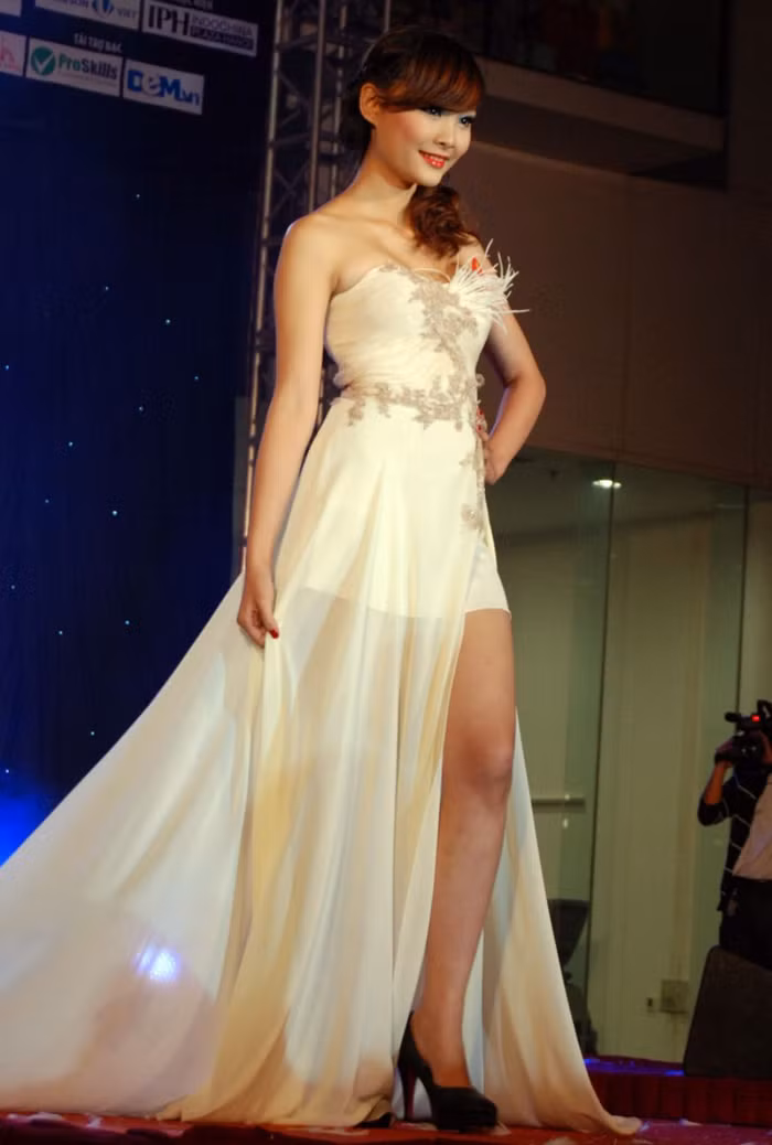 >>Những hotgirl xinh đẹp làm điên đảo cư dân mạng Những nữ sinh đẹp mê hồn giữa đầm sen >>Phát sốt vì vẻ đẹp baby của cô giáo tương lai >>So độ siêu kute của những nữ sinh đình đám nhất Thủ đô >>Phát sốt vì 4 nữ giáo viên xinh đẹp >>Cư dân mạng "điên đảo" vì nhan sắc nữ sinh Trương Tân Uyển >>Hoa khôi ĐH Thương Mại 2012 duyên dáng áo dài >>Những hotgirl xinh đẹp làm điên đảo cư dân mạng Những nữ sinh đẹp mê hồn giữa đầm sen >>Phát sốt vì vẻ đẹp baby của cô giáo tương lai >>So độ siêu kute của những nữ sinh đình đám nhất Thủ đô >>Phát sốt vì 4 nữ giáo viên xinh đẹp >>Cư dân mạng "điên đảo" vì nhan sắc nữ sinh Trương Tân Uyển >>Hoa khôi ĐH Thương Mại 2012 duyên dáng áo dài