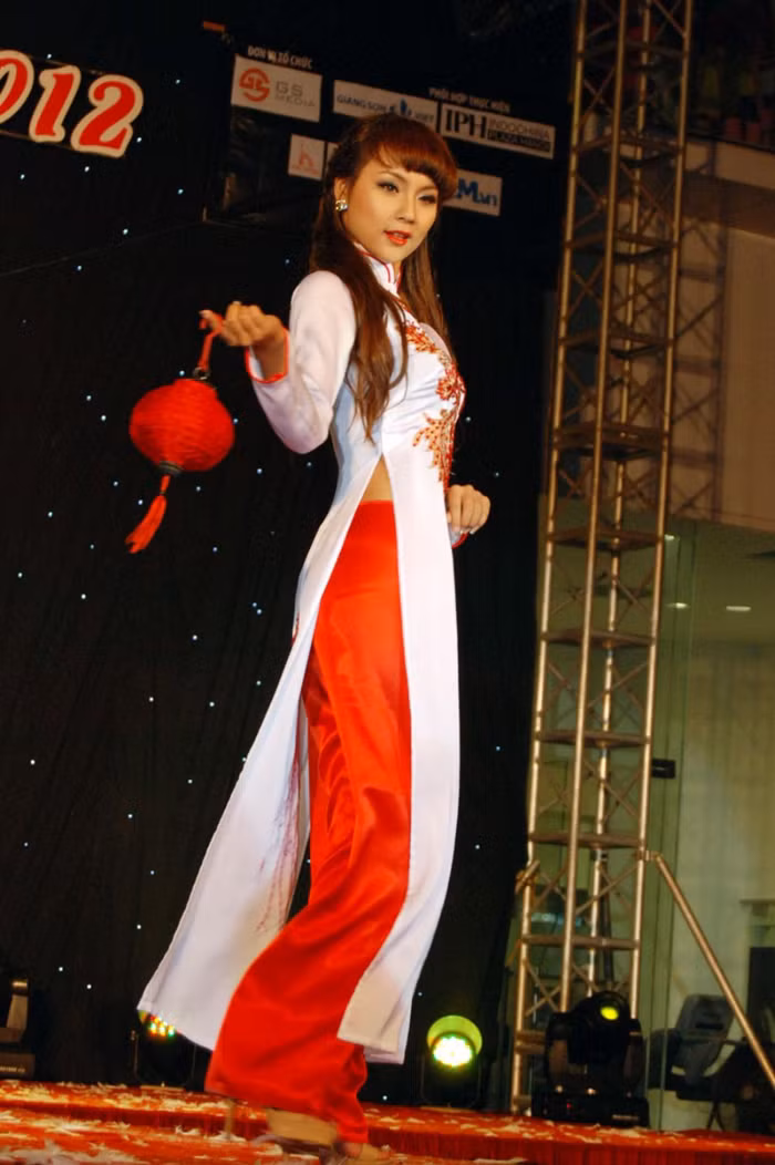 Hoa khôi của cuộc thi thuộc về thí sinh Ngô Thị Hằng Nga (SBD 205). Á khôi 1 của cuộc thi thuộc về thí sinh Phạm Thùy Dương (SBD 75). Á khôi 2 của cuộc thi thuộc về thí sinh Lê Thị Vân Quỳnh (SBD 219). >>Những hotgirl xinh đẹp làm điên đảo cư dân mạng Những nữ sinh đẹp mê hồn giữa đầm sen >>Phát sốt vì vẻ đẹp baby của cô giáo tương lai >>So độ siêu kute của những nữ sinh đình đám nhất Thủ đô >>Phát sốt vì 4 nữ giáo viên xinh đẹp >>Cư dân mạng "điên đảo" vì nhan sắc nữ sinh Trương Tân Uyển >>Hoa khôi ĐH Thương Mại 2012 duyên dáng áo dài Hoa khôi của cuộc thi thuộc về thí sinh Ngô Thị Hằng Nga (SBD 205). Á khôi 1 của cuộc thi thuộc về thí sinh Phạm Thùy Dương (SBD 75). Á khôi 2 của cuộc thi thuộc về thí sinh Lê Thị Vân Quỳnh (SBD 219). >>Những hotgirl xinh đẹp làm điên đảo cư dân mạng Những nữ sinh đẹp mê hồn giữa đầm sen >>Phát sốt vì vẻ đẹp baby của cô giáo tương lai >>So độ siêu kute của những nữ sinh đình đám nhất Thủ đô >>Phát sốt vì 4 nữ giáo viên xinh đẹp >>Cư dân mạng "điên đảo" vì nhan sắc nữ sinh Trương Tân Uyển >>Hoa khôi ĐH Thương Mại 2012 duyên dáng áo dài