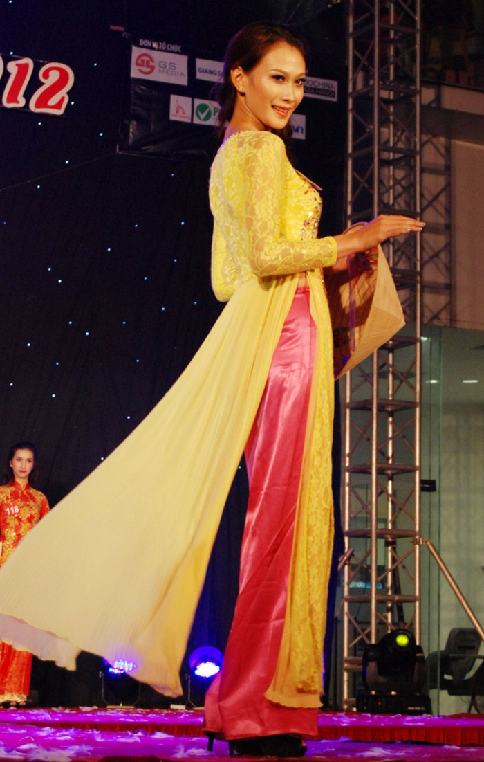 Lựa chọn cho mình trang phục áo dài truyền thống, các nữ sinh hoa khôi sinh viên không chỉ thể hiện nét đẹp thanh tân quyến rũ của bản thân mà còn gắn liền với truyền thống anh hùng của Thủ đô. >>Những hotgirl xinh đẹp làm điên đảo cư dân mạng Những nữ sinh đẹp mê hồn giữa đầm sen >>Phát sốt vì vẻ đẹp baby của cô giáo tương lai >>So độ siêu kute của những nữ sinh đình đám nhất Thủ đô >>Phát sốt vì 4 nữ giáo viên xinh đẹp >>Cư dân mạng "điên đảo" vì nhan sắc nữ sinh Trương Tân Uyển >>Hoa khôi ĐH Thương Mại 2012 duyên dáng áo dài Lựa chọn cho mình trang phục áo dài truyền thống, các nữ sinh hoa khôi sinh viên không chỉ thể hiện nét đẹp thanh tân quyến rũ của bản thân mà còn gắn liền với truyền thống anh hùng của Thủ đô. >>Những hotgirl xinh đẹp làm điên đảo cư dân mạng Những nữ sinh đẹp mê hồn giữa đầm sen >>Phát sốt vì vẻ đẹp baby của cô giáo tương lai >>So độ siêu kute của những nữ sinh đình đám nhất Thủ đô >>Phát sốt vì 4 nữ giáo viên xinh đẹp >>Cư dân mạng "điên đảo" vì nhan sắc nữ sinh Trương Tân Uyển >>Hoa khôi ĐH Thương Mại 2012 duyên dáng áo dài