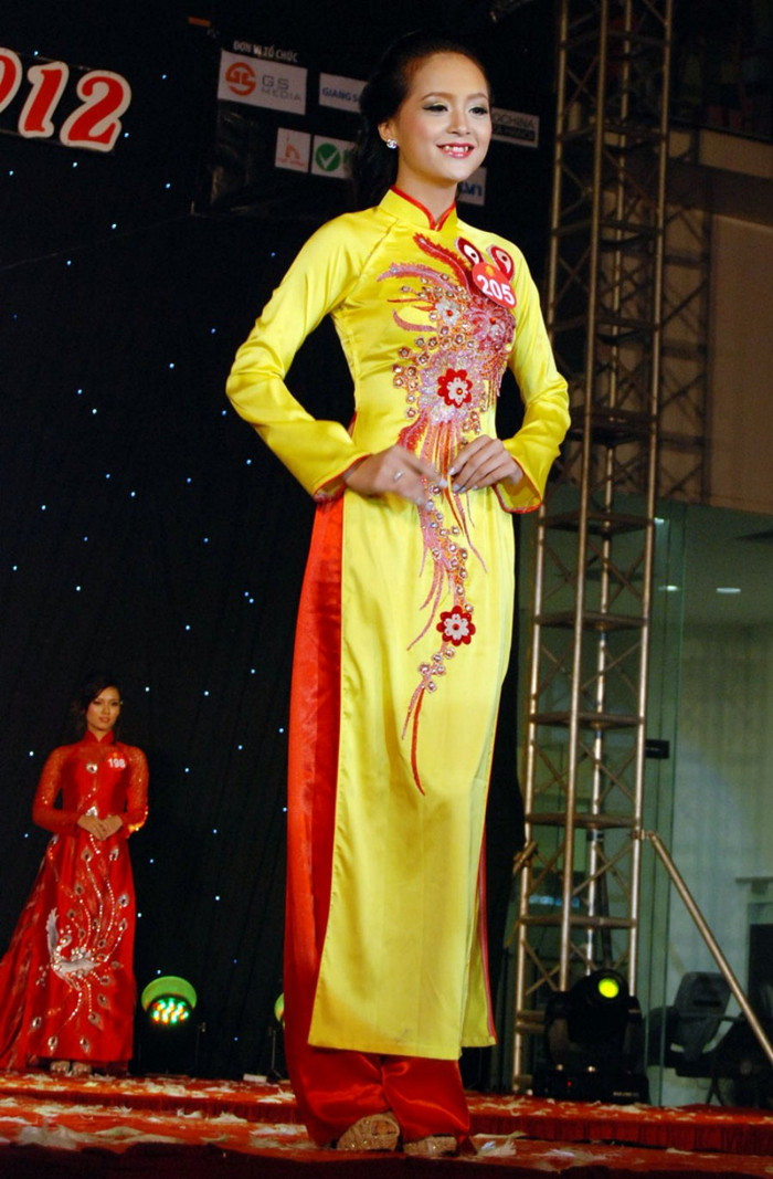 Trong đêm chung kết, các thí sinh tham gia hai phần thi đầu tiên là áo dài truyền thống và trang phục dạ hội, sau đó Ban giám khảo (BGK) chọn ra 5 thí sinh xuất sắc nhất đi vào vòng thi ứng xử, 3 thí sinh vào vòng thi phân định ngôi vị. >>Những hotgirl xinh đẹp làm điên đảo cư dân mạng Những nữ sinh đẹp mê hồn giữa đầm sen >>Phát sốt vì vẻ đẹp baby của cô giáo tương lai >>So độ siêu kute của những nữ sinh đình đám nhất Thủ đô >>Phát sốt vì 4 nữ giáo viên xinh đẹp >>Cư dân mạng "điên đảo" vì nhan sắc nữ sinh Trương Tân Uyển >>Hoa khôi ĐH Thương Mại 2012 duyên dáng áo dài Trong đêm chung kết, các thí sinh tham gia hai phần thi đầu tiên là áo dài truyền thống và trang phục dạ hội, sau đó Ban giám khảo (BGK) chọn ra 5 thí sinh xuất sắc nhất đi vào vòng thi ứng xử, 3 thí sinh vào vòng thi phân định ngôi vị. >>Những hotgirl xinh đẹp làm điên đảo cư dân mạng Những nữ sinh đẹp mê hồn giữa đầm sen >>Phát sốt vì vẻ đẹp baby của cô giáo tương lai >>So độ siêu kute của những nữ sinh đình đám nhất Thủ đô >>Phát sốt vì 4 nữ giáo viên xinh đẹp >>Cư dân mạng "điên đảo" vì nhan sắc nữ sinh Trương Tân Uyển >>Hoa khôi ĐH Thương Mại 2012 duyên dáng áo dài