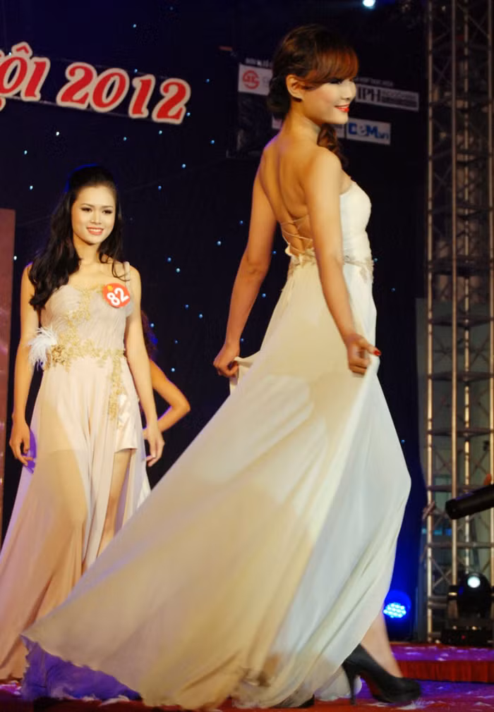 >>Những hotgirl xinh đẹp làm điên đảo cư dân mạng Những nữ sinh đẹp mê hồn giữa đầm sen >>Phát sốt vì vẻ đẹp baby của cô giáo tương lai >>So độ siêu kute của những nữ sinh đình đám nhất Thủ đô >>Phát sốt vì 4 nữ giáo viên xinh đẹp >>Cư dân mạng "điên đảo" vì nhan sắc nữ sinh Trương Tân Uyển >>Hoa khôi ĐH Thương Mại 2012 duyên dáng áo dài >>Những hotgirl xinh đẹp làm điên đảo cư dân mạng Những nữ sinh đẹp mê hồn giữa đầm sen >>Phát sốt vì vẻ đẹp baby của cô giáo tương lai >>So độ siêu kute của những nữ sinh đình đám nhất Thủ đô >>Phát sốt vì 4 nữ giáo viên xinh đẹp >>Cư dân mạng "điên đảo" vì nhan sắc nữ sinh Trương Tân Uyển >>Hoa khôi ĐH Thương Mại 2012 duyên dáng áo dài