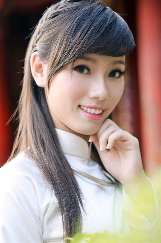 Miss Bình chọn thuộc về thí sinh Đỗ Thị Yến (198). >>Những hotgirl xinh đẹp làm điên đảo cư dân mạng Những nữ sinh đẹp mê hồn giữa đầm sen >>Phát sốt vì vẻ đẹp baby của cô giáo tương lai >>So độ siêu kute của những nữ sinh đình đám nhất Thủ đô >>Phát sốt vì 4 nữ giáo viên xinh đẹp >>Cư dân mạng "điên đảo" vì nhan sắc nữ sinh Trương Tân Uyển >>Hoa khôi ĐH Thương Mại 2012 duyên dáng áo dài