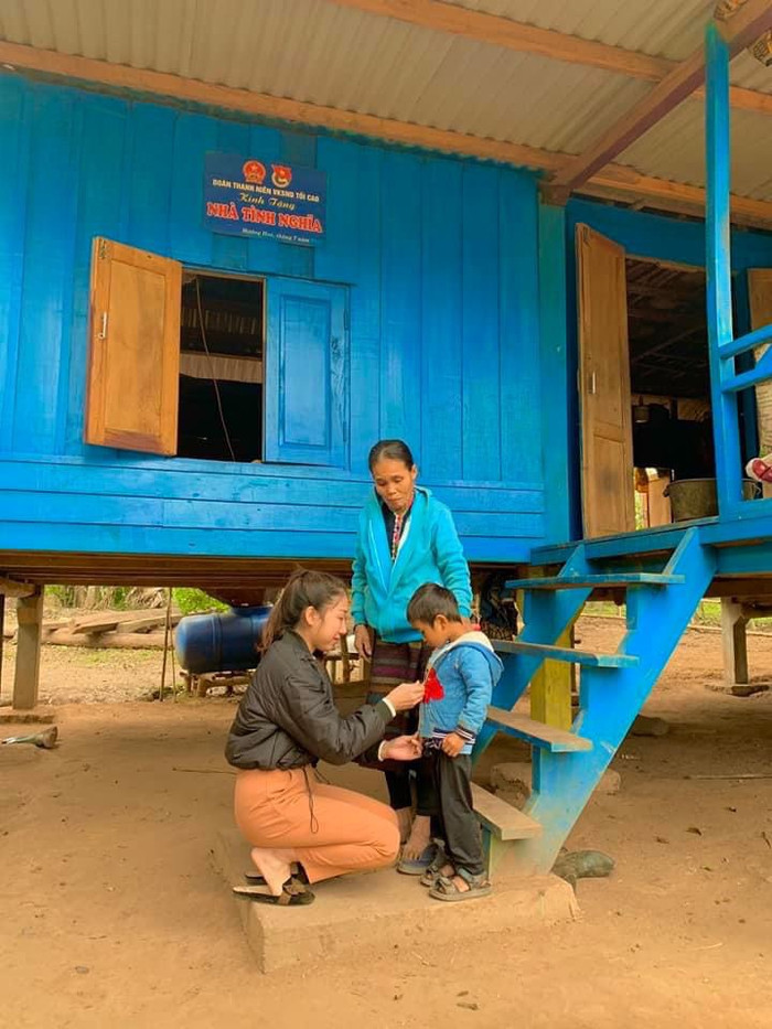 Từ sáng sớm, các cô giáo đã vào bản đến từng nhà vận động học sinh. Ảnh: Phòng Giáo dục và Đào tạo Hướng Hóa Từ sáng sớm, các cô giáo đã vào bản đến từng nhà vận động học sinh. Ảnh: Phòng Giáo dục và Đào tạo Hướng Hóa