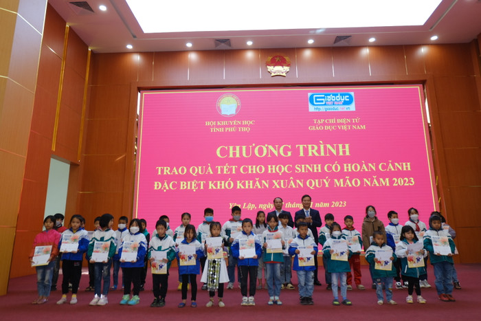 Niềm vui của các em học sinh trong ngày được tặng quà. Niềm vui của các em học sinh trong ngày được tặng quà.