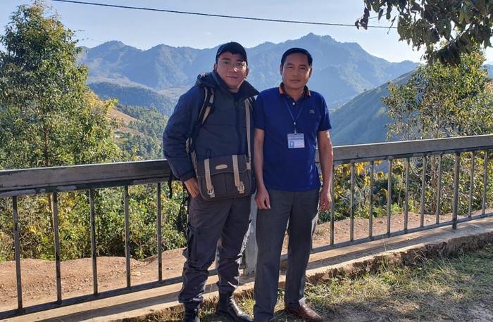 Thầy giáo Lò Văn Bình - mặc áo xanh đeo thẻ chụp ảnh cùng phóng viên. Ảnh: Lò Thơ Thầy giáo Lò Văn Bình - mặc áo xanh đeo thẻ chụp ảnh cùng phóng viên. Ảnh: Lò Thơ