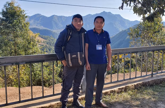 Thầy giáo Lò Văn Bình - mặc áo xanh đeo thẻ chụp ảnh cùng phóng viên. Ảnh: Lò Thơ Thầy giáo Lò Văn Bình - mặc áo xanh đeo thẻ chụp ảnh cùng phóng viên. Ảnh: Lò Thơ