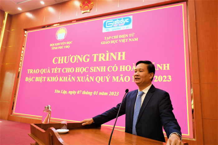 Nhà báo Nguyễn Tiến Bình - Phó Chủ tịch Hiệp hội Các trường đại học, cao đẳng Việt Nam, Tổng Biên tập Tạp chí điện tử Giáo dục Việt Nam phát biểu tại buổi trao quà ở huyện Yên Lập. Nhà báo Nguyễn Tiến Bình - Phó Chủ tịch Hiệp hội Các trường đại học, cao đẳng Việt Nam, Tổng Biên tập Tạp chí điện tử Giáo dục Việt Nam phát biểu tại buổi trao quà ở huyện Yên Lập.