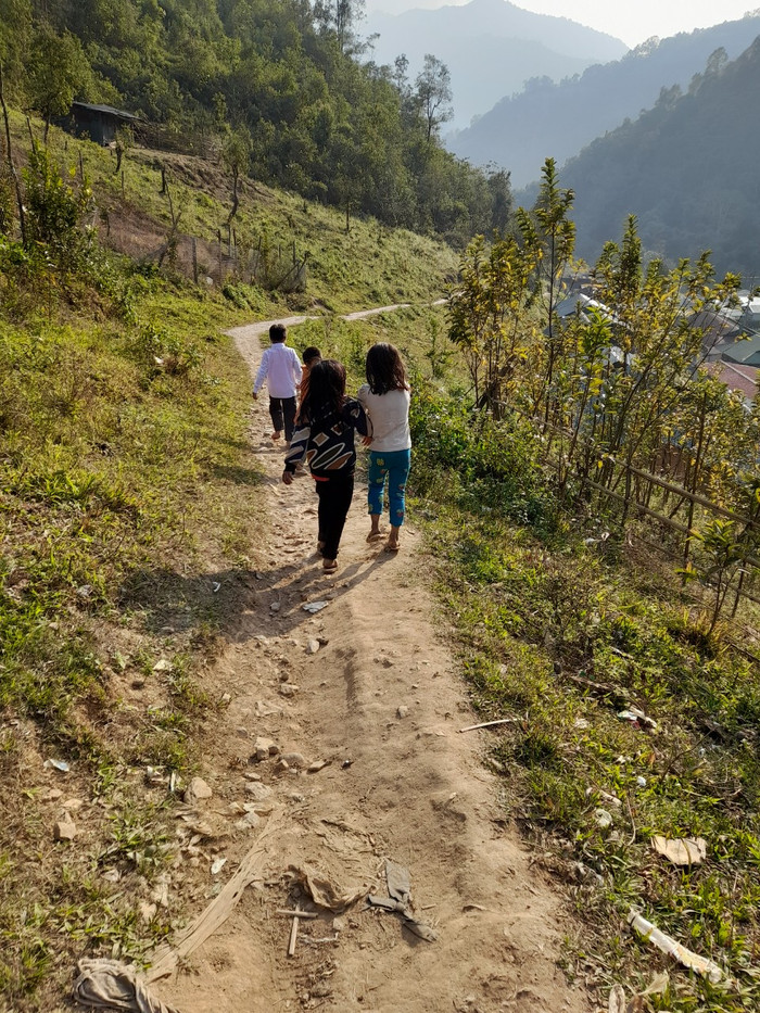 Học sinh ra lớp ở Pa Ủ. Ảnh: MK Học sinh ra lớp ở Pa Ủ. Ảnh: MK