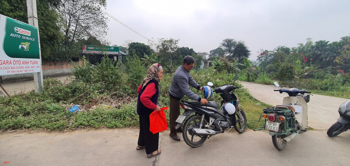 Cụ bà neo đơn hạnh phúc với món quà ấm áp từ Tạp chí điện tử Giáo dục Việt Nam, Quỹ Thiện Tâm