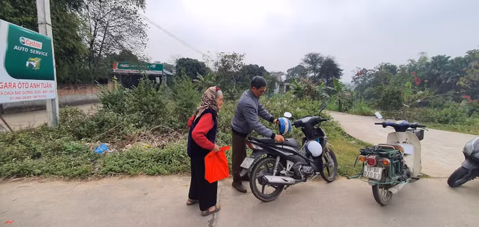 Cụ bà neo đơn hạnh phúc với món quà ấm áp từ Tạp chí điện tử Giáo dục Việt Nam, Quỹ Thiện Tâm
