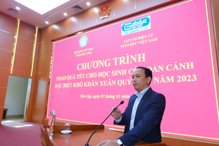 Ông Hà Tuấn Hải - Trưởng phòng Giáo dục và Đào tạo huyện Yên Lập gửi lời cảm ơn đến Tạp chí điện tử Giáo dục Việt Nam, các nhà hảo tâm khi đã có những phần quà động viên kịp thời các em học sinh có hoàn cảnh đặc biệt khó khăn trong dịp Tết Nguyên đán. Ông Hà Tuấn Hải - Trưởng phòng Giáo dục và Đào tạo huyện Yên Lập gửi lời cảm ơn đến Tạp chí điện tử Giáo dục Việt Nam, các nhà hảo tâm khi đã có những phần quà động viên kịp thời các em học sinh có hoàn cảnh đặc biệt khó khăn trong dịp Tết Nguyên đán.