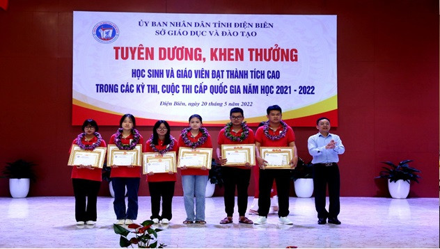 Giám đốc Sở Giáo dục và Đào tạo - Nguyễn Văn Đoạt trao thưởng cho học sinh đạt giải cấp Quốc gia. Ảnh: Sở Giáo dục và Đào tạo Điện Biên Giám đốc Sở Giáo dục và Đào tạo - Nguyễn Văn Đoạt trao thưởng cho học sinh đạt giải cấp Quốc gia. Ảnh: Sở Giáo dục và Đào tạo Điện Biên