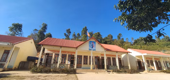 Điểm trường ở Huổi Luông đã kiên cố hóa, nhưng thiết bị dạy và học, cơ sở vật chất lớp học vẫn còn thiếu thốn. Ảnh: LC Điểm trường ở Huổi Luông đã kiên cố hóa, nhưng thiết bị dạy và học, cơ sở vật chất lớp học vẫn còn thiếu thốn. Ảnh: LC