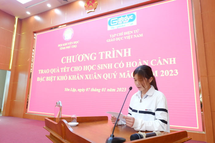 Em Hà Thị Thùy Linh hứa sẽ quyết tâm vươn lên hoàn cảnh để tiếp tục theo đuổi ước mơ bằng con đường học tập. Em Hà Thị Thùy Linh hứa sẽ quyết tâm vươn lên hoàn cảnh để tiếp tục theo đuổi ước mơ bằng con đường học tập.