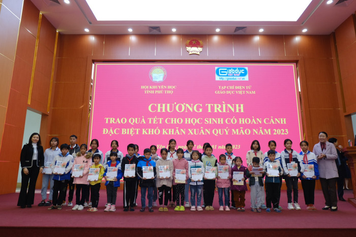 Mỗi món quà là sự động viên lớn đối với các em. Mỗi món quà là sự động viên lớn đối với các em.