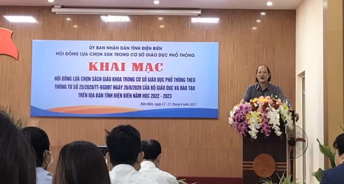 Phó Giám đốc Sở Giáo dục và Đào tạo - Cù Huy Hoàn - - Chủ tịch Hội đồng chọn sách giáo khoa năm học 2022-2023 trên địa bàn tỉnh Điện Biên phát biểu quán triệt và chỉ đạo Hội đồng. Ảnh: Sở Giáo dục và Đào tạo Điện Biên Phó Giám đốc Sở Giáo dục và Đào tạo - Cù Huy Hoàn - - Chủ tịch Hội đồng chọn sách giáo khoa năm học 2022-2023 trên địa bàn tỉnh Điện Biên phát biểu quán triệt và chỉ đạo Hội đồng. Ảnh: Sở Giáo dục và Đào tạo Điện Biên