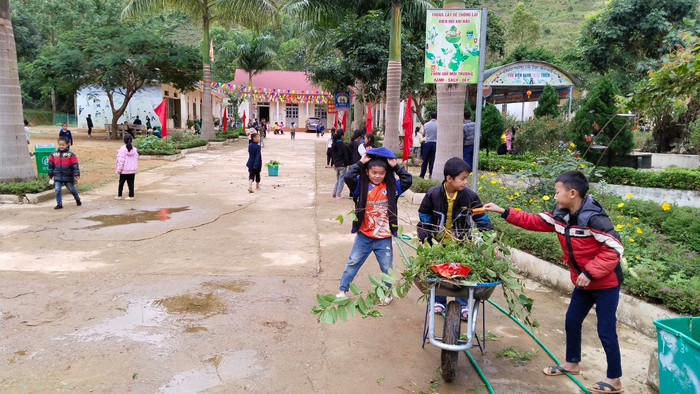 Học sinh Trường Tiểu học Đứa Mòn, huyện Sông Mã tham gia lao động, cải tạo cơ sở vật chất nhà trường. Ảnh: Phòng giáo dục và Đào tạo huyện Sông Mã Học sinh Trường Tiểu học Đứa Mòn, huyện Sông Mã tham gia lao động, cải tạo cơ sở vật chất nhà trường. Ảnh: Phòng giáo dục và Đào tạo huyện Sông Mã