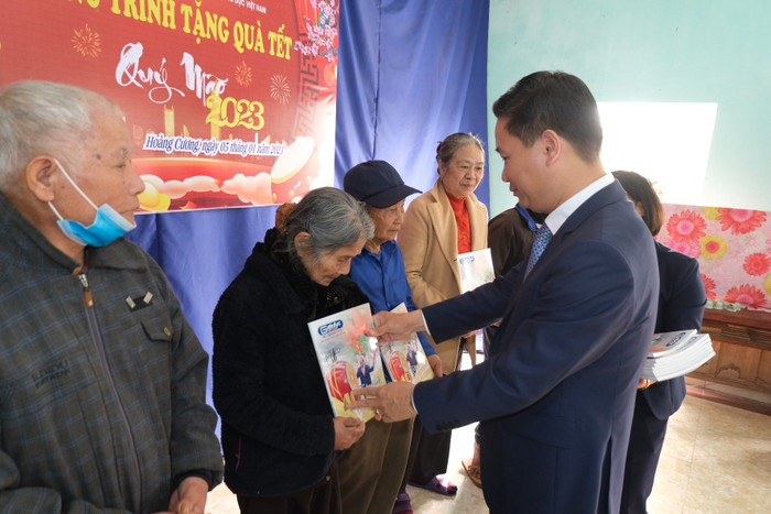 Mỗi phần quà đều có ý nghĩa động viên để bà con nhân dân có động lực vượt lên hoàn cảnh