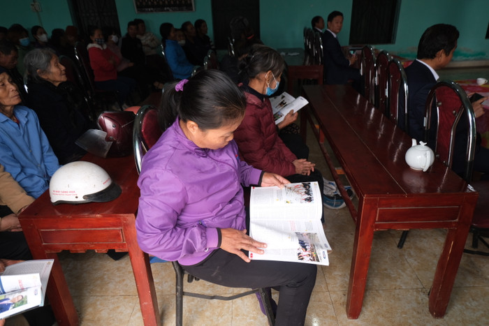 Bà con nhân dân xã Hoàng Cương chăm chú đọc ấn phẩm đặc biệt của Tạp chí điện tử Giáo dục Việt Nam.