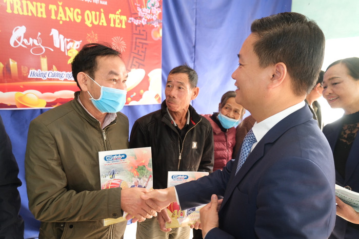 Những lời động viên kịp thời của Tổng Biên tập Nguyễn Tiến Bình đã thêm phần ấm áp cho bà con nhân dân trong diện hộ nghèo trong dịp Tết đến, Xuân về.