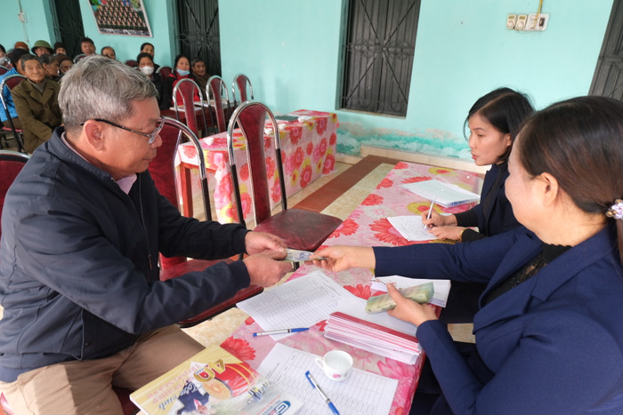 Phần quà 600.000 đồng tiền mặt được giao tận tay đến bà con trong diện hộ nghèo.