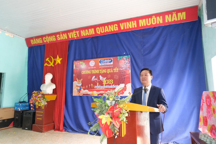 Nhà báo Nguyễn Tiến Bình - Phó Chủ tịch Hiệp hội Các trường đại học, cao đẳng Việt Nam, Tổng Biên tập Tạp chí điện tử Giáo dục Việt Nam gửi lời thăm hỏi động viên đến các hộ nghèo, các gia đình hoàn cảnh khó khăn trên địa bàn huyện Thanh Ba. Ảnh: LC