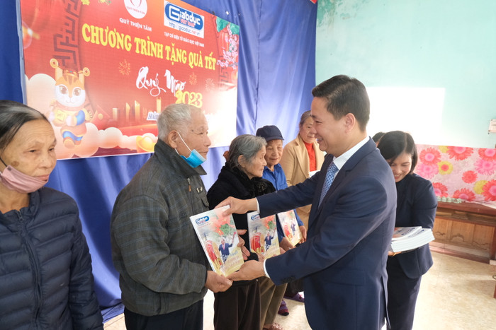 Ông Nhạc Trung Kỳ xúc động trước tình cảm của Tạp chí điện tử Giáo dục Việt Nam, Quỹ Thiện Tâm dành cho bà con nhân dân còn khó khăn