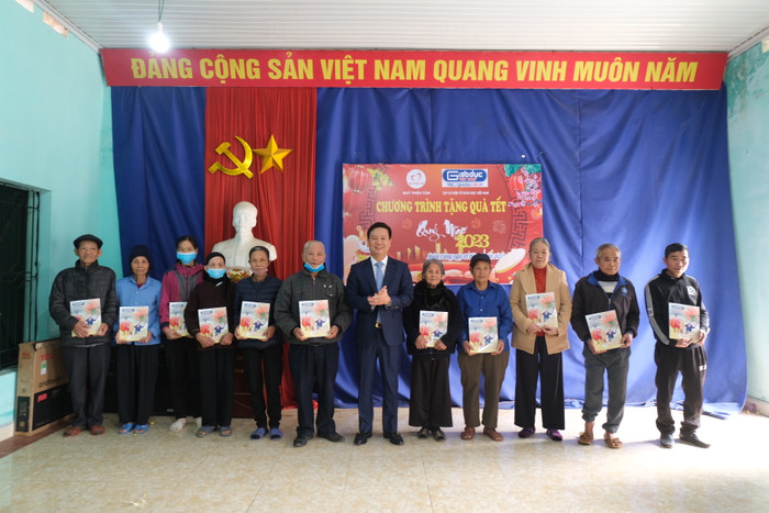 Bà con nhân dân phấn khởi khi được nhận quà Tết từ Tổng Biên tập Tạp chí điện tử Giáo dục Việt Nam. Ảnh: LC