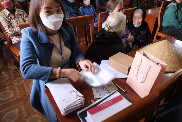 Việc chuẩn bị phần quà cho bà con nhân dân trong diện hộ nghèo được làm cẩn thận, chu đáo. Việc chuẩn bị phần quà cho bà con nhân dân trong diện hộ nghèo được làm cẩn thận, chu đáo.