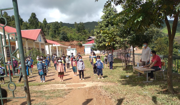 Thầy Lò Văn Bình (áo hồng, đang ngồi khu vực kiểm tra thân nhiệt) cùng học sinh Huổi Luông trong thời gian vừa học, vừa đảm bảo nhiệm vụ phòng, chống dịch Covid -19. Ảnh: NVCC Thầy Lò Văn Bình (áo hồng, đang ngồi khu vực kiểm tra thân nhiệt) cùng học sinh Huổi Luông trong thời gian vừa học, vừa đảm bảo nhiệm vụ phòng, chống dịch Covid -19. Ảnh: NVCC