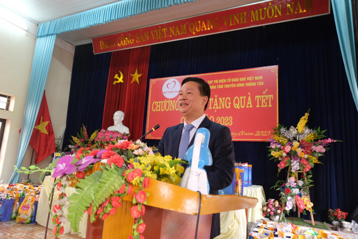 Nhà báo Nguyễn Tiến Bình - Phó Chủ tịch Hiệp hội Các trường đại học, cao đẳng Việt Nam, Tổng biên tập Tạp chí điện tử Giáo dục Việt Nam phát biểu tại buổi lễ trao quà Tết năm 2023. Nhà báo Nguyễn Tiến Bình - Phó Chủ tịch Hiệp hội Các trường đại học, cao đẳng Việt Nam, Tổng biên tập Tạp chí điện tử Giáo dục Việt Nam phát biểu tại buổi lễ trao quà Tết năm 2023.