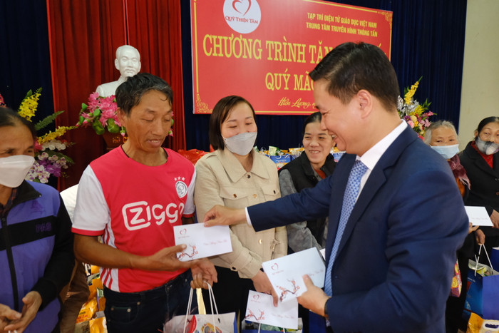 Niềm vui của người dân khi nhận quà từ Tổng biên tập Tạp chí điện tử Giáo dục Việt Nam. Niềm vui của người dân khi nhận quà từ Tổng biên tập Tạp chí điện tử Giáo dục Việt Nam.