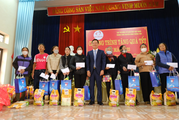 Tổng Biên tập Tạp chí điện tử Giáo dục Việt Nam chụp ảnh cùng bà con nhân dân xã Hiền Lương Tổng Biên tập Tạp chí điện tử Giáo dục Việt Nam chụp ảnh cùng bà con nhân dân xã Hiền Lương