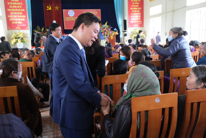 Nhà báo Nguyễn Tiến Bình hi vọng phần quà tết tuy nhỏ nhưng sẽ là nguồn động viên cho bà con trong dịp tết Nguyên đán cận kề. Nhà báo Nguyễn Tiến Bình hi vọng phần quà tết tuy nhỏ nhưng sẽ là nguồn động viên cho bà con trong dịp tết Nguyên đán cận kề.