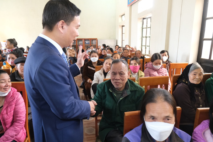 Phó Chủ tịch Hiệp hội Các trường đại học, cao đẳng Việt Nam, Tổng biên tập Tạp chí điện tử Giáo dục Việt Nam – Nguyễn Tiến Bình ân cần thăm hỏi bà con diện hộ nghèo tại xã Hiền Lương. Phó Chủ tịch Hiệp hội Các trường đại học, cao đẳng Việt Nam, Tổng biên tập Tạp chí điện tử Giáo dục Việt Nam – Nguyễn Tiến Bình ân cần thăm hỏi bà con diện hộ nghèo tại xã Hiền Lương.