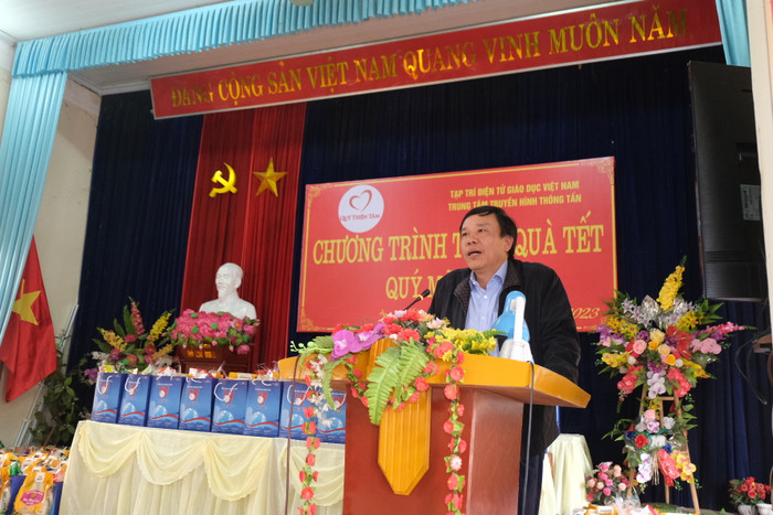 Nhà báo Nguyễn Thiện Thuật - Giám đốc Trung tâm truyền hình thông tấn phát biểu tại buổi trao quà. Nhà báo Nguyễn Thiện Thuật - Giám đốc Trung tâm truyền hình thông tấn phát biểu tại buổi trao quà.