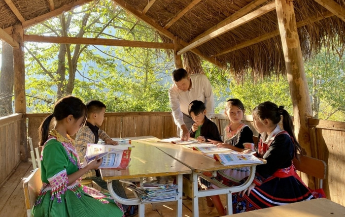 Giáo viên Trường Phổ thông dân tộc bán trú Trung học cơ sở Mường Cai, huyện Sông Mã, tỉnh Sơn La dạy học Tiếng Anh trong điều kiện cơ sở vật chất còn nhiều thiếu thốn - Ảnh: vov.vn Giáo viên Trường Phổ thông dân tộc bán trú Trung học cơ sở Mường Cai, huyện Sông Mã, tỉnh Sơn La dạy học Tiếng Anh trong điều kiện cơ sở vật chất còn nhiều thiếu thốn - Ảnh: vov.vn