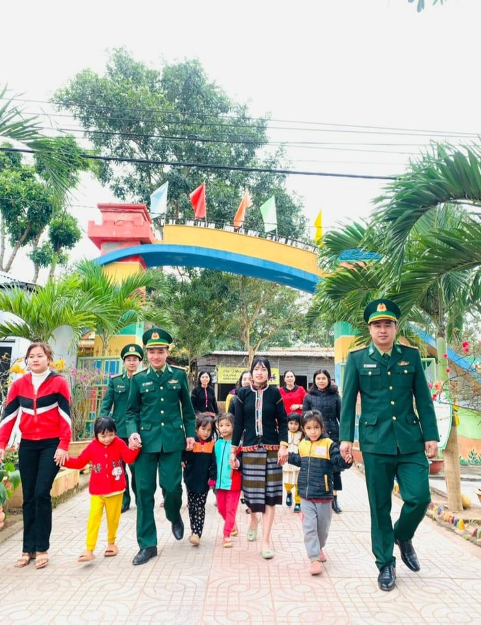 Bộ đội biên phòng cùng với các thầy cô giáo ở Hướng Hóa vận động học sinh ra lớp. Ảnh: Phòng Giáo dục và Đào tạo Hướng Hóa Bộ đội biên phòng cùng với các thầy cô giáo ở Hướng Hóa vận động học sinh ra lớp. Ảnh: Phòng Giáo dục và Đào tạo Hướng Hóa