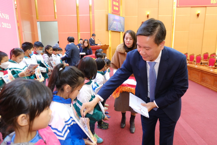 Từng phần quà được Tổng Biên tập Nguyễn Tiến Bình trao gửi tận tay đến các em học sinh. Từng phần quà được Tổng Biên tập Nguyễn Tiến Bình trao gửi tận tay đến các em học sinh.