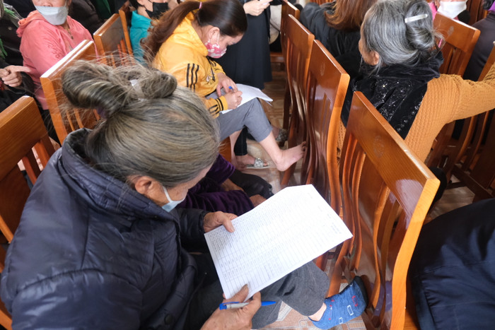 Bà con rà soát lại đúng tên tuổi, chỗ ở để nhận quà. Bà con rà soát lại đúng tên tuổi, chỗ ở để nhận quà.