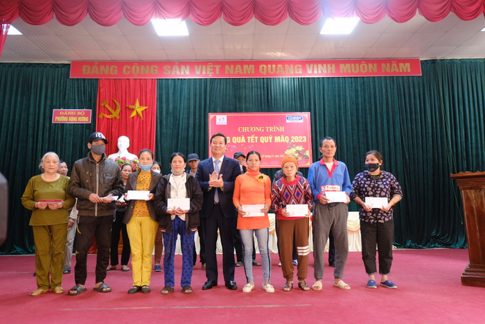 Số tiền tuy chưa lớn nhưng đã giúp người nghèo có thêm động lực vươn lên trong cuộc sống. Số tiền tuy chưa lớn nhưng đã giúp người nghèo có thêm động lực vươn lên trong cuộc sống.