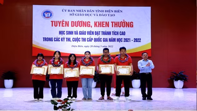 Giám đốc Sở Giáo dục và Đào tạo - Nguyễn Văn Đoạt trao thưởng cho học sinh đạt giải cấp Quốc gia. Ảnh: Sở Giáo dục và Đào tạo Điện Biên Giám đốc Sở Giáo dục và Đào tạo - Nguyễn Văn Đoạt trao thưởng cho học sinh đạt giải cấp Quốc gia. Ảnh: Sở Giáo dục và Đào tạo Điện Biên