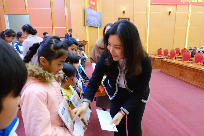 Mỗi món quà không chỉ là vật chất mà còn chứa đựng tình cảm của cán bộ, nhân viên Tạp chí điện tử Giáo dục Việt Nam, các nhà hảo tâm gửi đến các em học sinh nghèo hiếu học. Mỗi món quà không chỉ là vật chất mà còn chứa đựng tình cảm của cán bộ, nhân viên Tạp chí điện tử Giáo dục Việt Nam, các nhà hảo tâm gửi đến các em học sinh nghèo hiếu học.