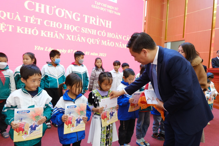 Em học sinh người dân tộc Mông được nhận quà từ Tổng Biên tập Nguyễn Tiến Bình. Em học sinh người dân tộc Mông được nhận quà từ Tổng Biên tập Nguyễn Tiến Bình.