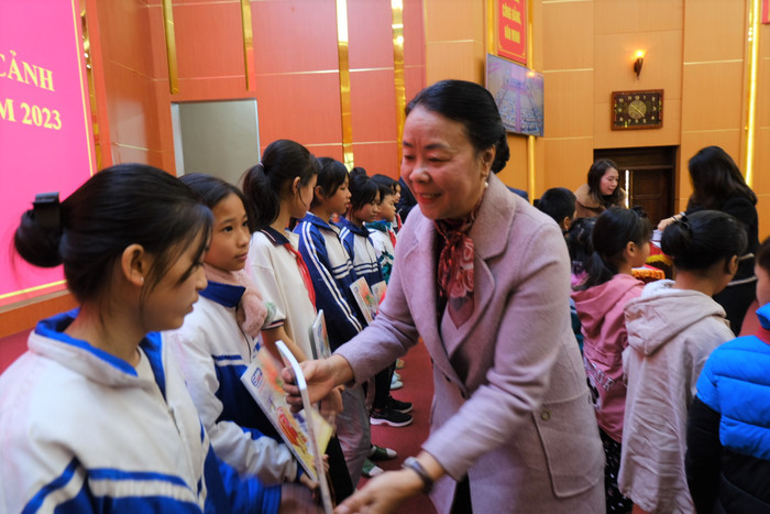 Bà Nguyễn Thị Thành Chung – Phó chủ tịch Hội Khuyến học tỉnh Phú Thọ trao quà động viên cho các em học sinh. Bà Nguyễn Thị Thành Chung – Phó chủ tịch Hội Khuyến học tỉnh Phú Thọ trao quà động viên cho các em học sinh.