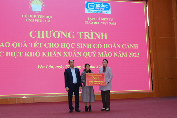 Bà Nguyễn Thị Thành Chung – Phó chủ tịch Hội Khuyến học tỉnh Phú Thọ cũng đã trao 20 bộ máy tính cho huyện Yên Lập. Bà Nguyễn Thị Thành Chung – Phó chủ tịch Hội Khuyến học tỉnh Phú Thọ cũng đã trao 20 bộ máy tính cho huyện Yên Lập.